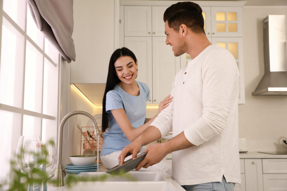 Happy,lovely,couple,washing,dishes,in,kitchen